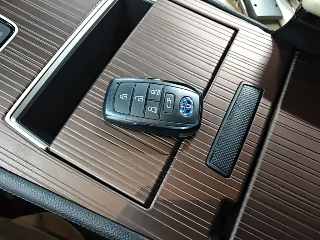 Toyota Granvia — фото 8