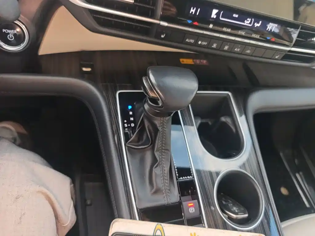 Toyota Granvia — фото 13