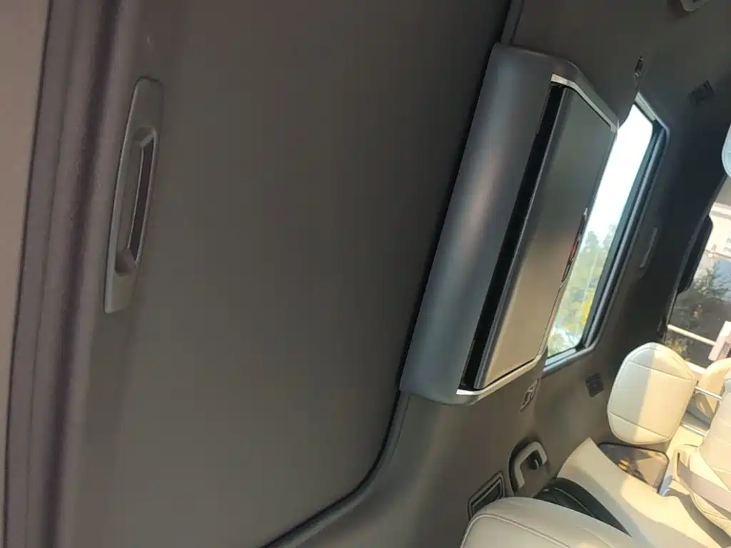 Toyota Granvia — фото 17
