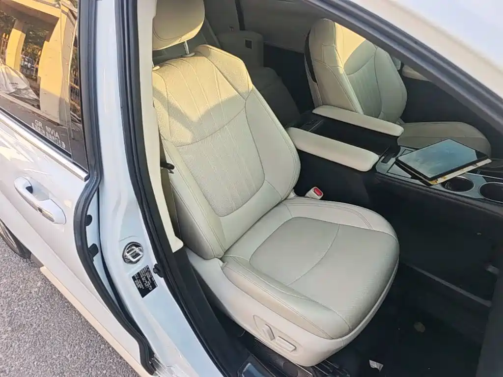 Toyota Granvia — фото 24