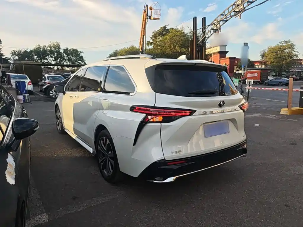 Toyota Granvia — фото 4