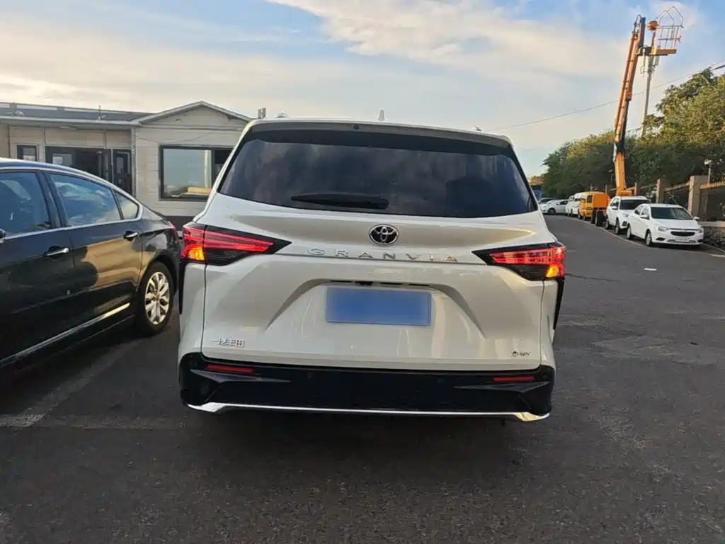 Toyota Granvia — фото 5