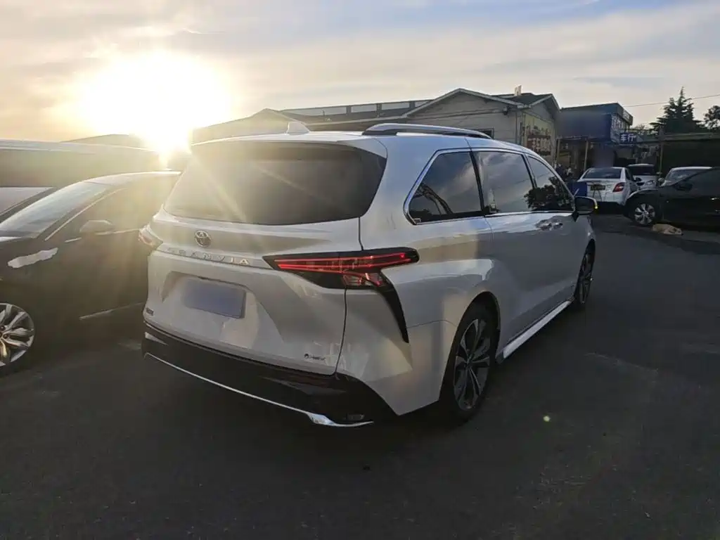 Toyota Granvia — фото 6
