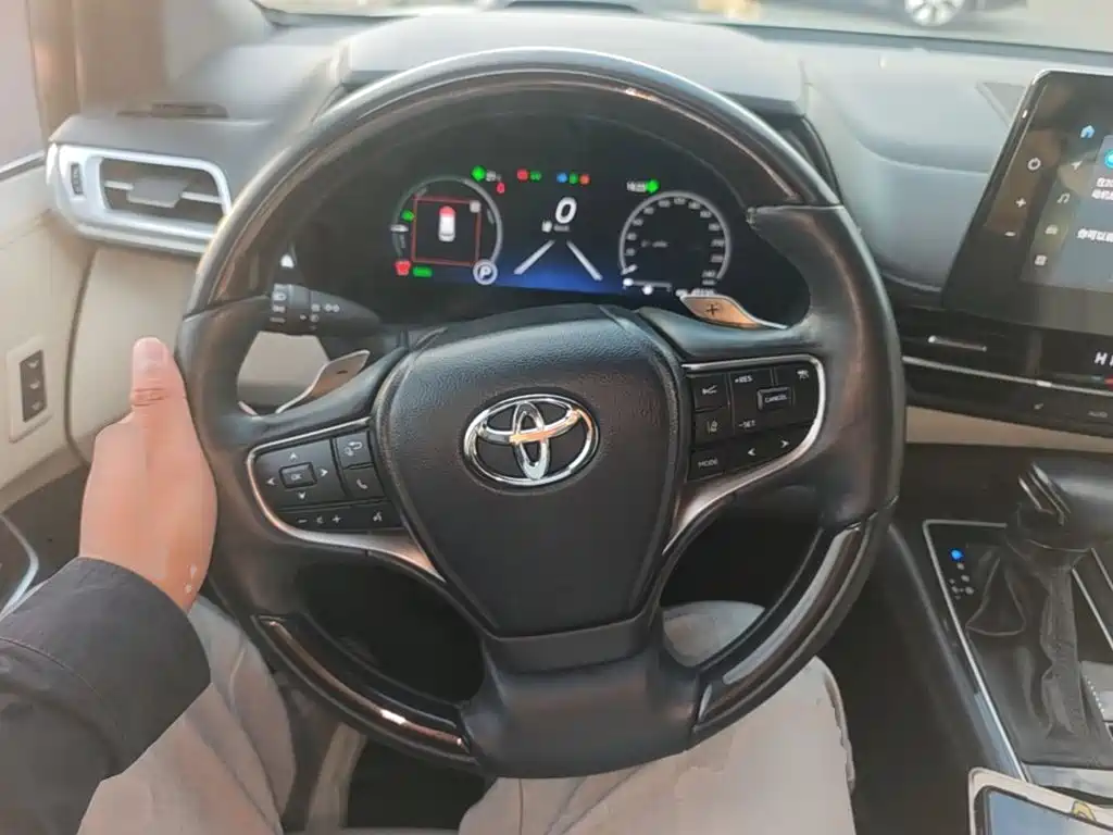 Toyota Granvia — фото 10