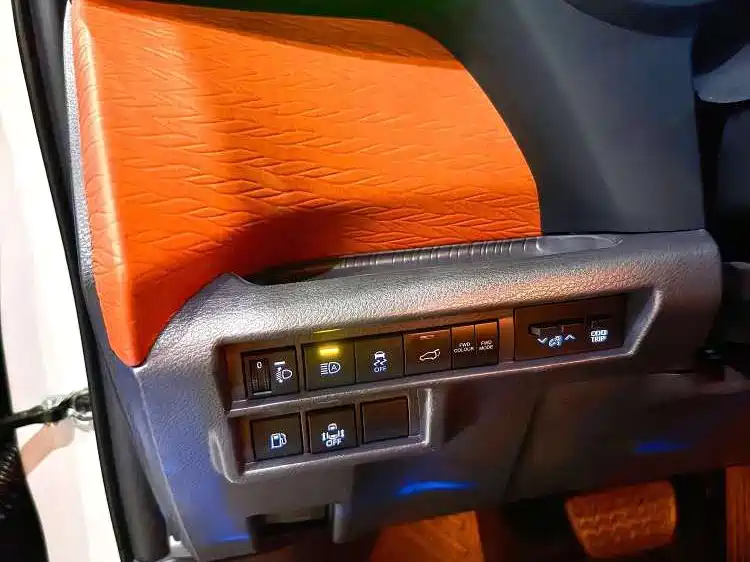 Toyota Granvia — фото 7
