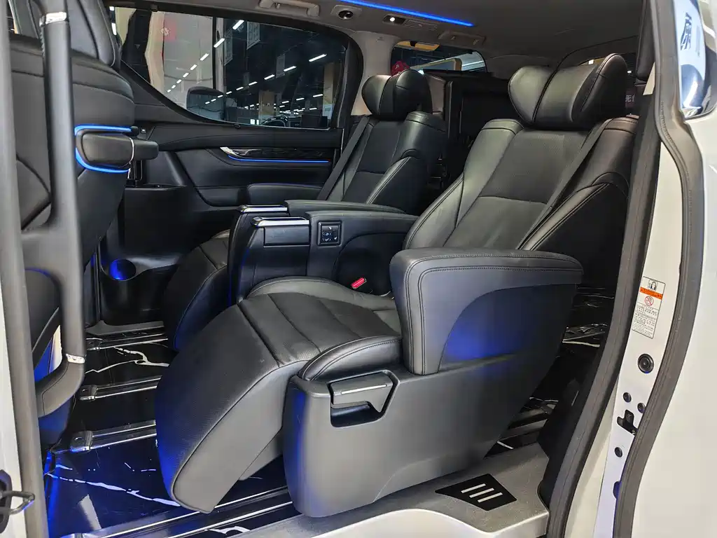 Toyota Vellfire — фото 6