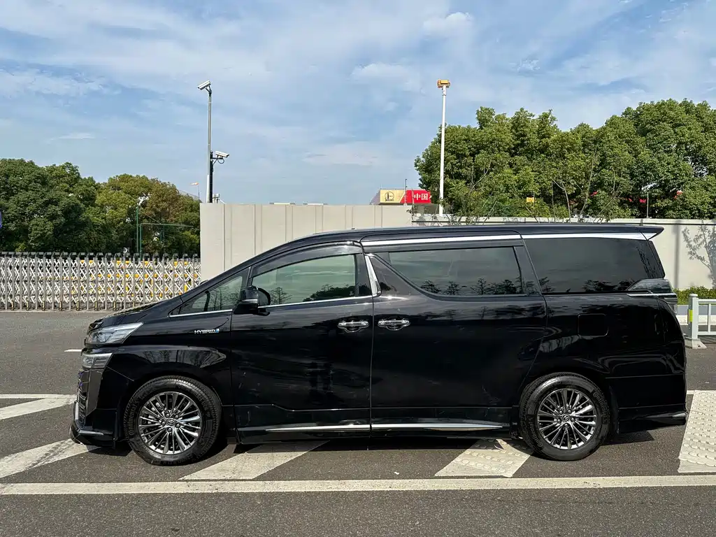 Toyota Vellfire — фото 2