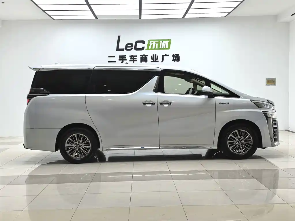 Toyota Vellfire — фото 4
