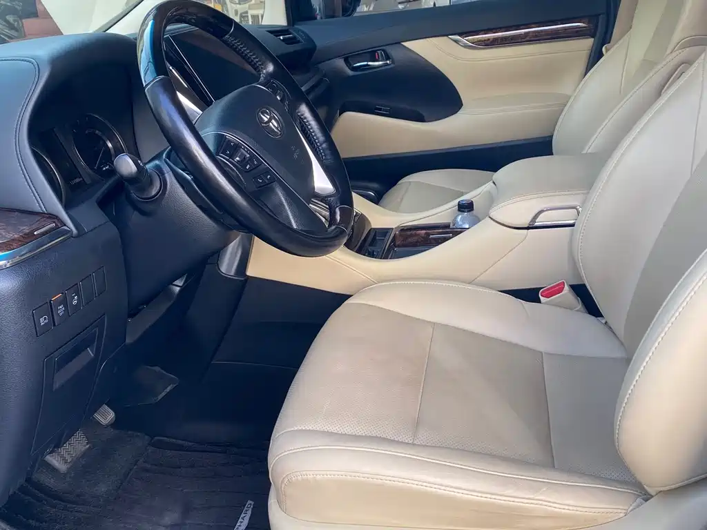 Toyota Alphard — фото 3
