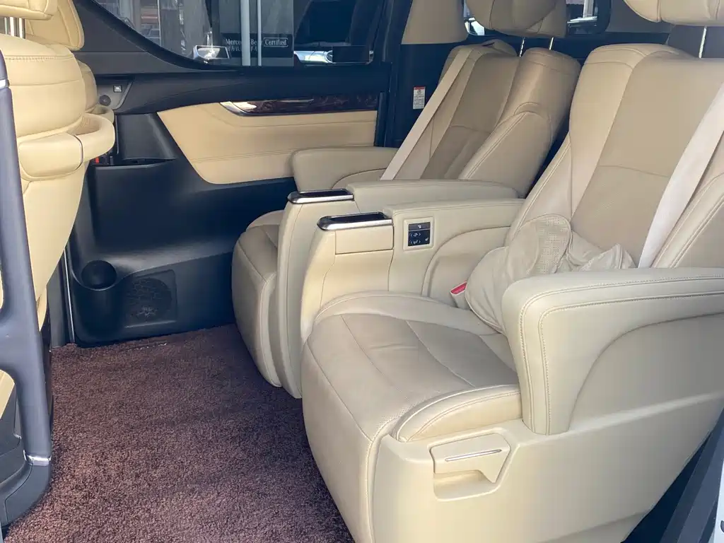 Toyota Alphard — фото 4