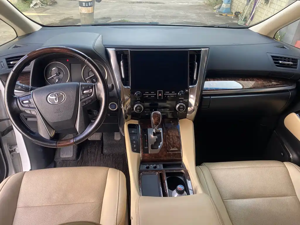 Toyota Alphard — фото 5