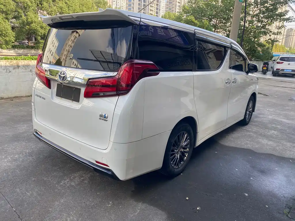 Toyota Alphard — фото 8