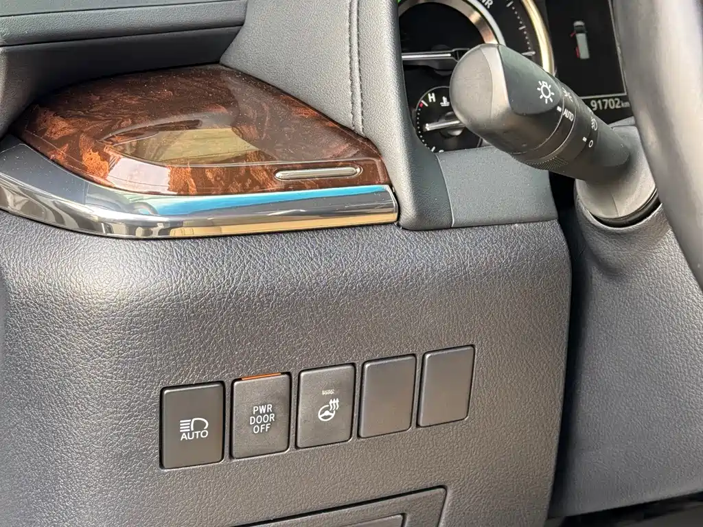 Toyota Alphard — фото 14