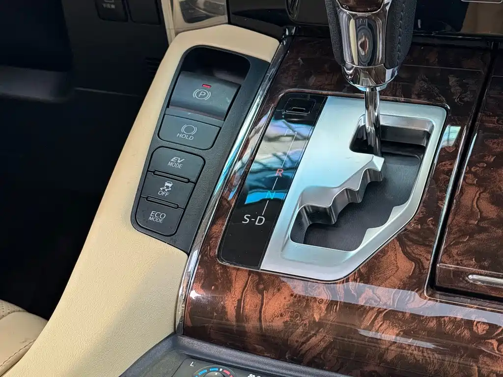 Toyota Alphard — фото 19