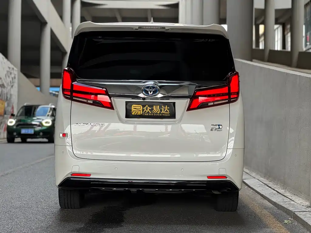 Toyota Alphard — фото 4