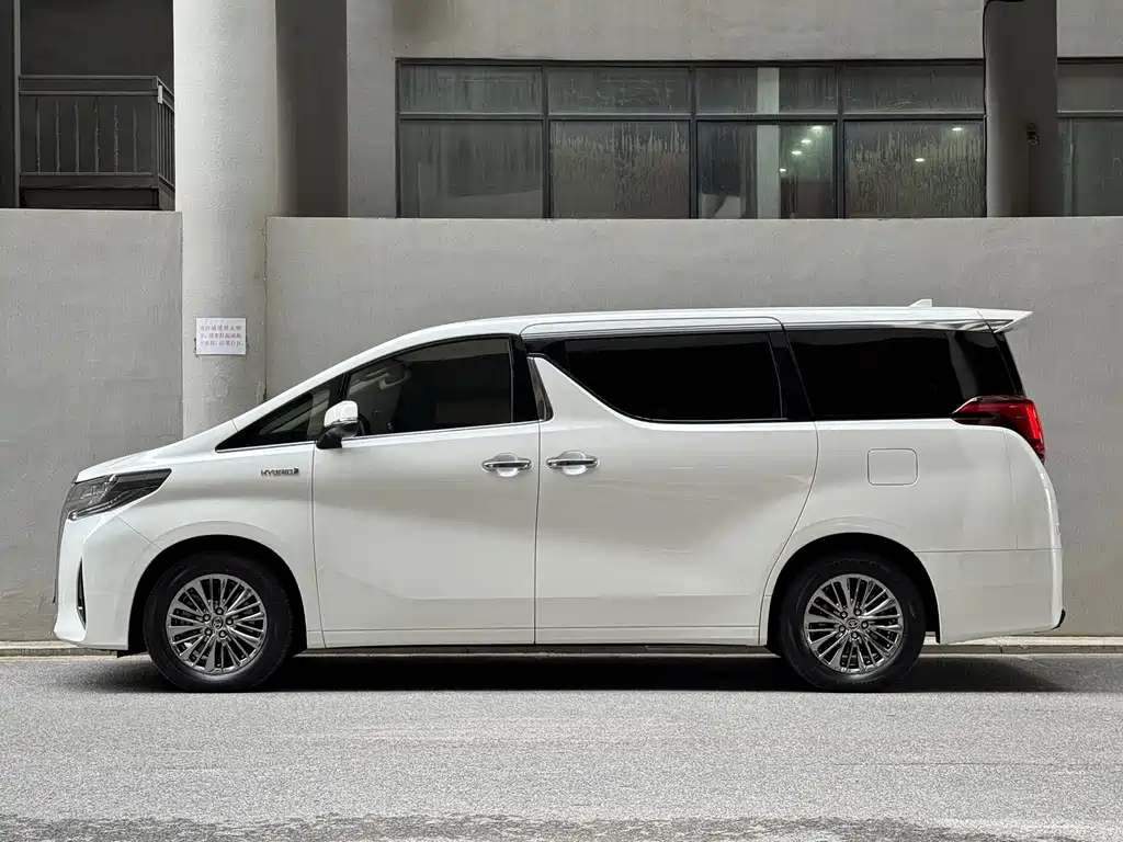 Toyota Alphard — фото 7