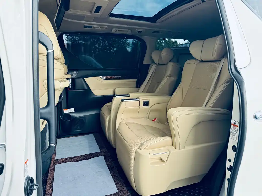 Toyota Alphard — фото 9