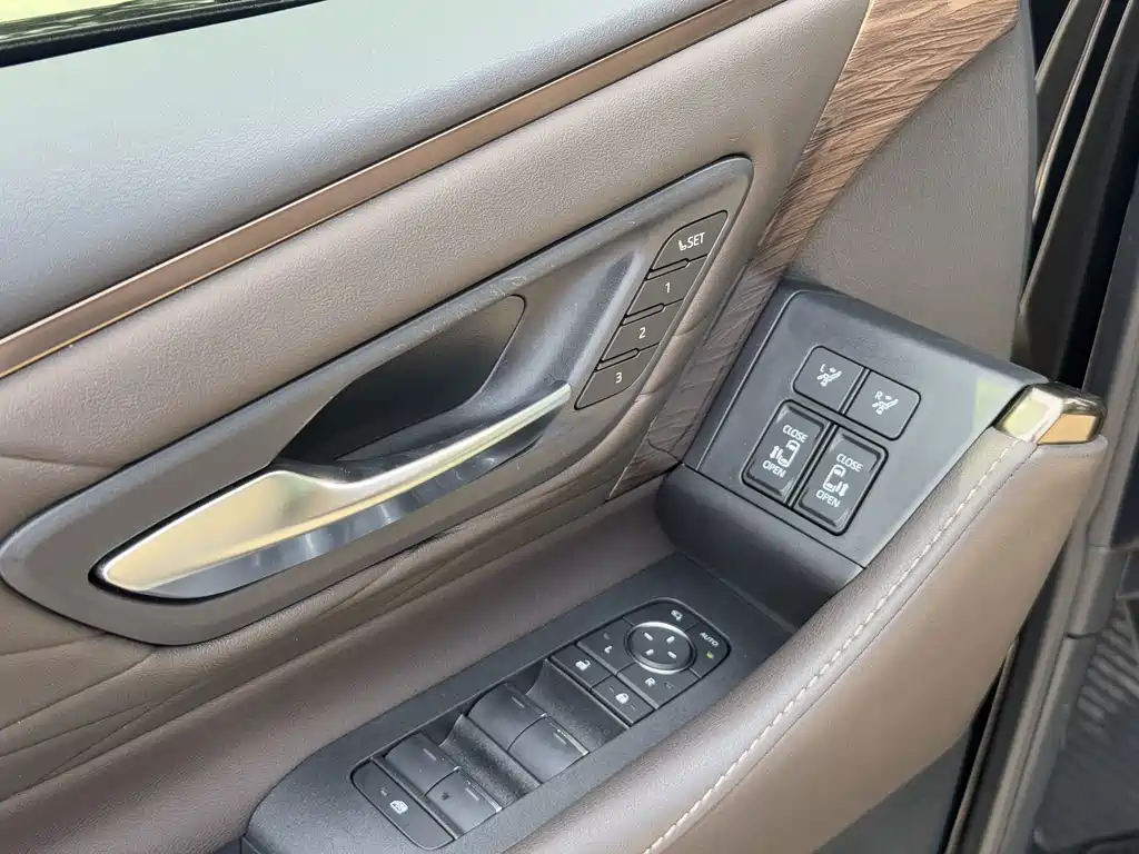 Toyota Vellfire — фото 10
