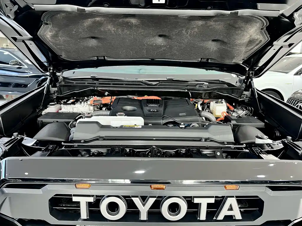 Toyota Sequoia — фото 24