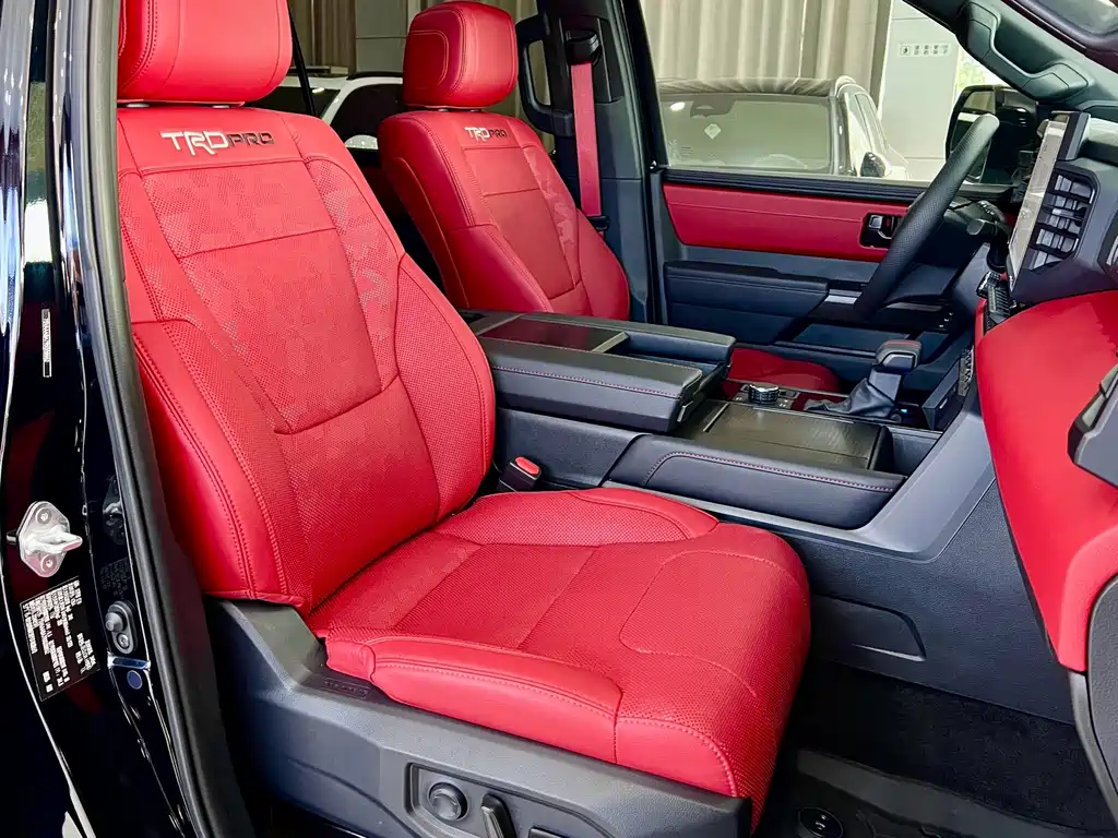 Toyota Sequoia — фото 8
