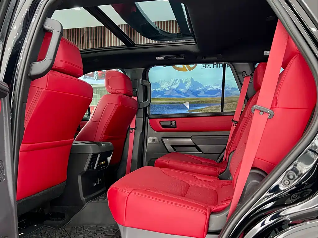 Toyota Sequoia — фото 10
