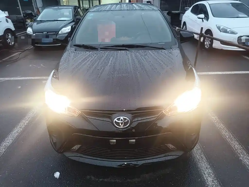 Toyota Yaris L — фото 2