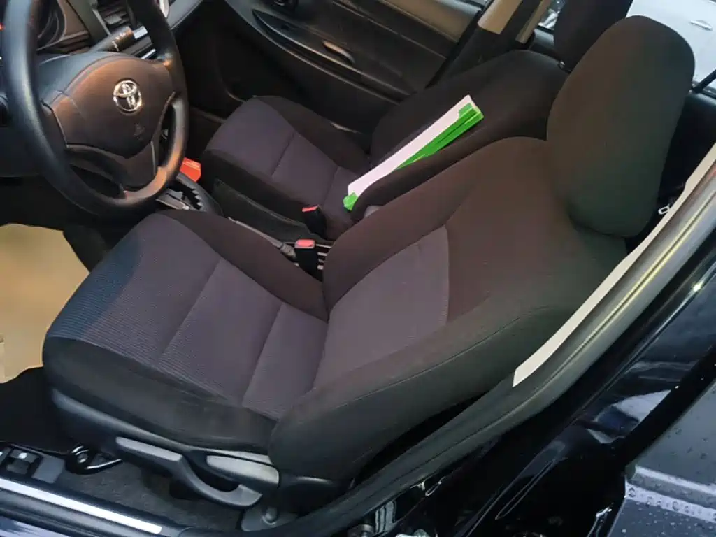 Toyota Yaris L — фото 14