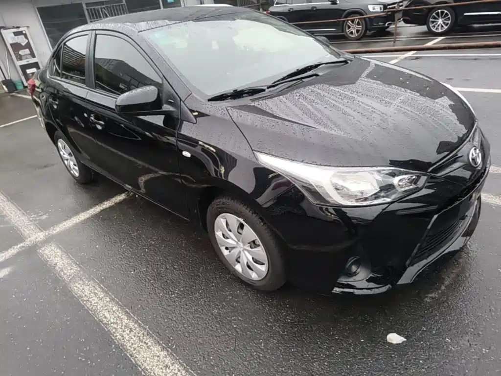 Toyota Yaris L — фото 3