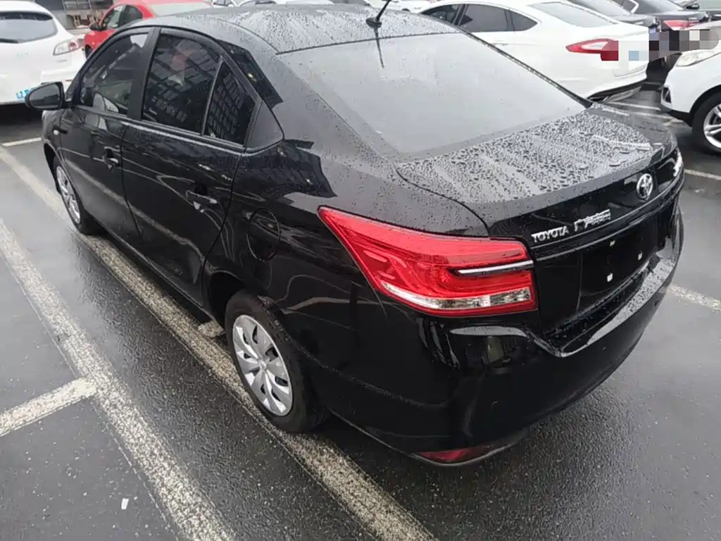 Toyota Yaris L — фото 4