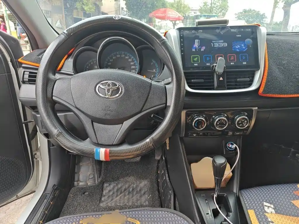 Toyota Yaris L — фото 2