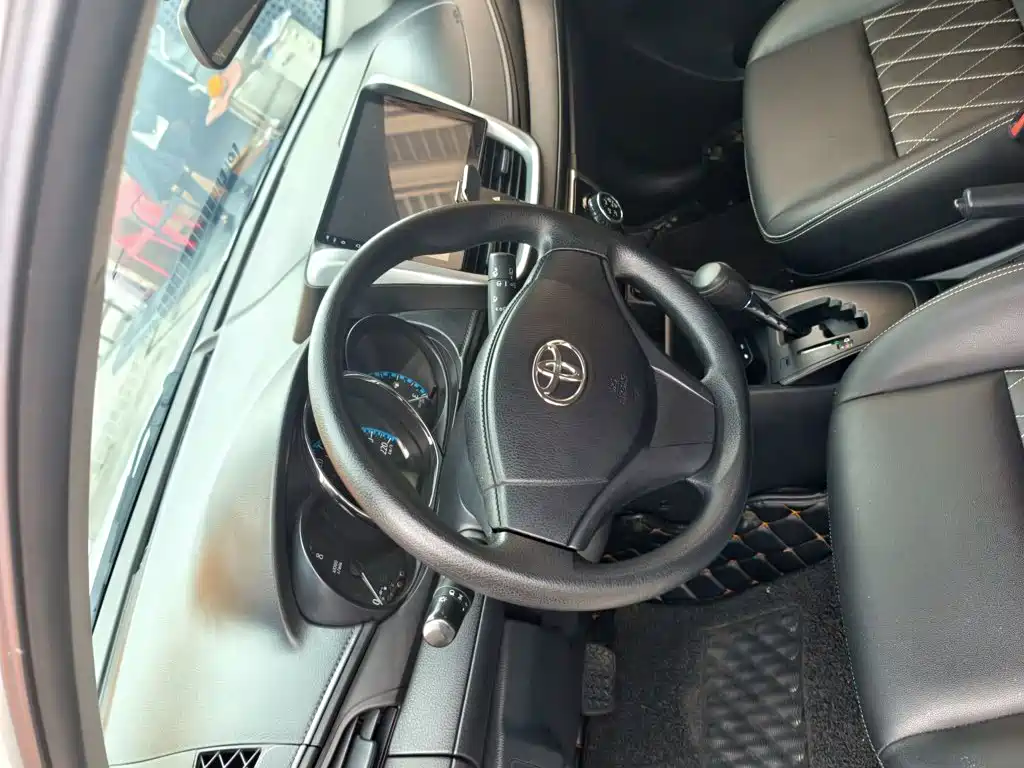 Toyota Yaris L — фото 11