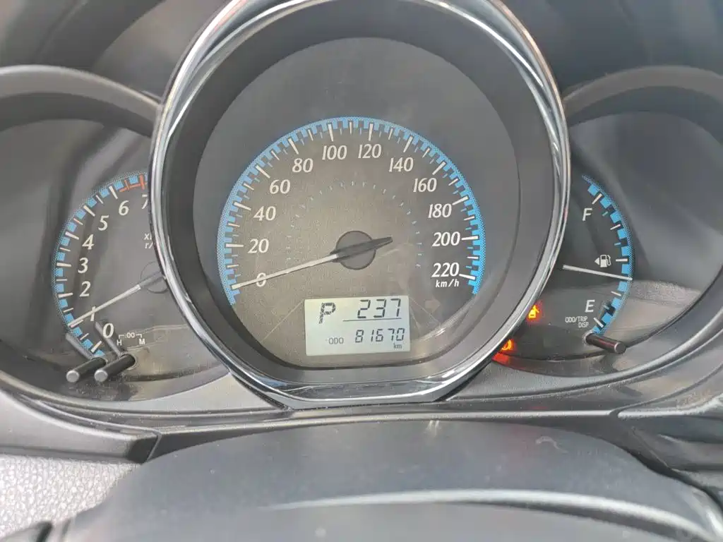 Toyota Yaris L — фото 4