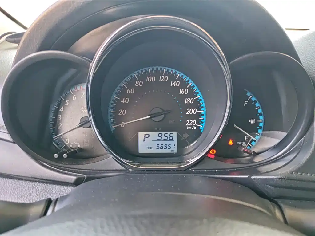 Toyota Yaris L — фото 3