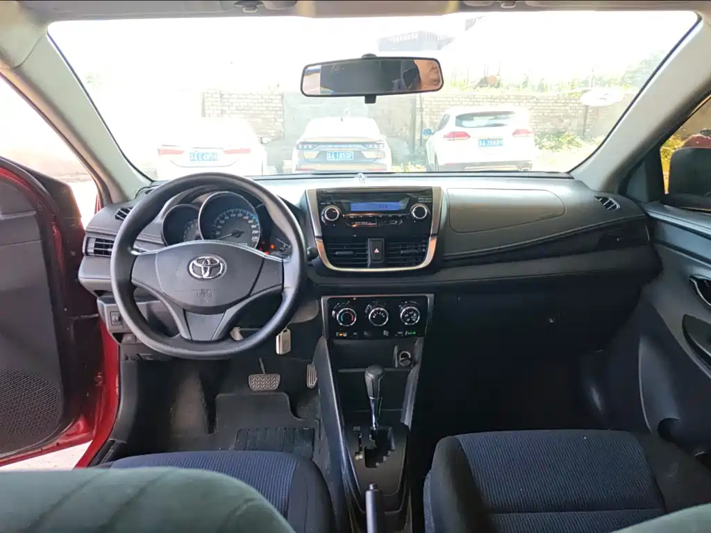 Toyota Yaris L — фото 5