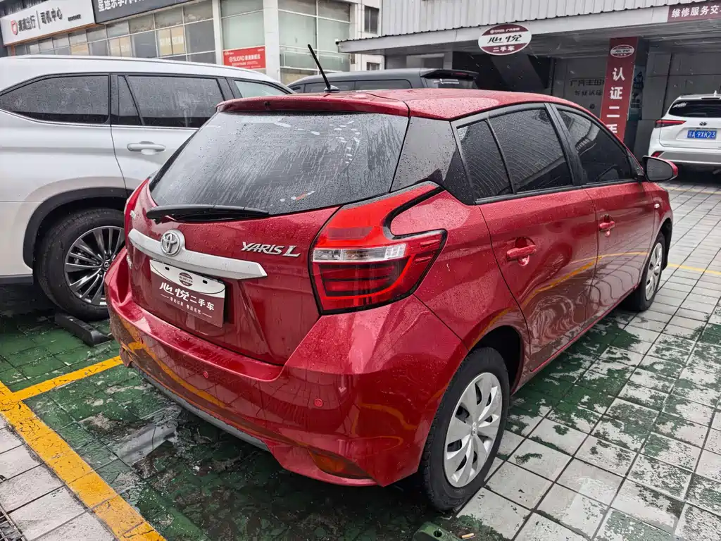 Toyota Yaris L — фото 10