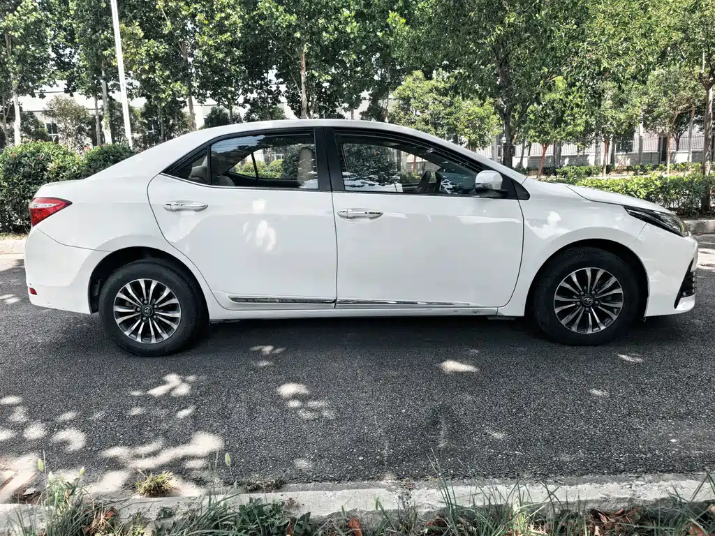 Toyota Corolla — фото 7