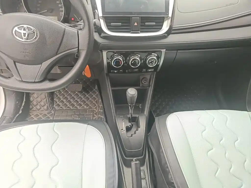 Toyota Yaris L — фото 13
