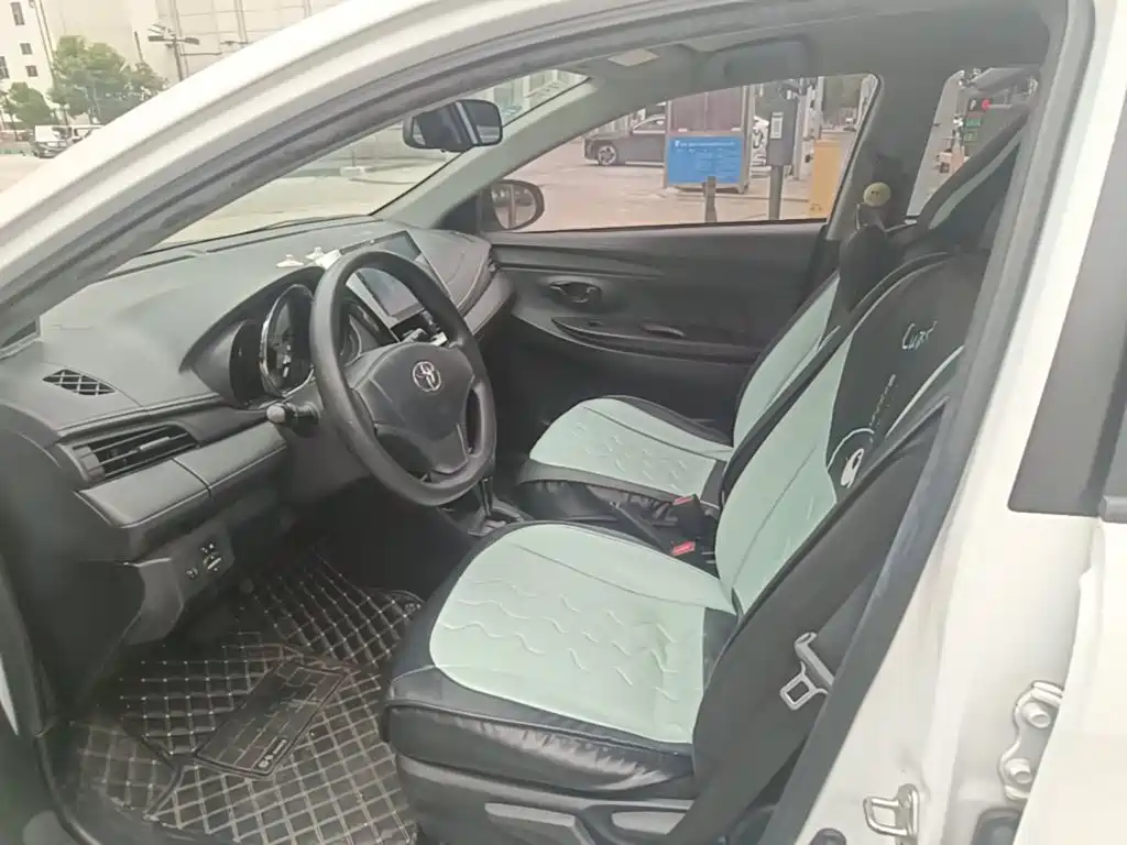 Toyota Yaris L — фото 14