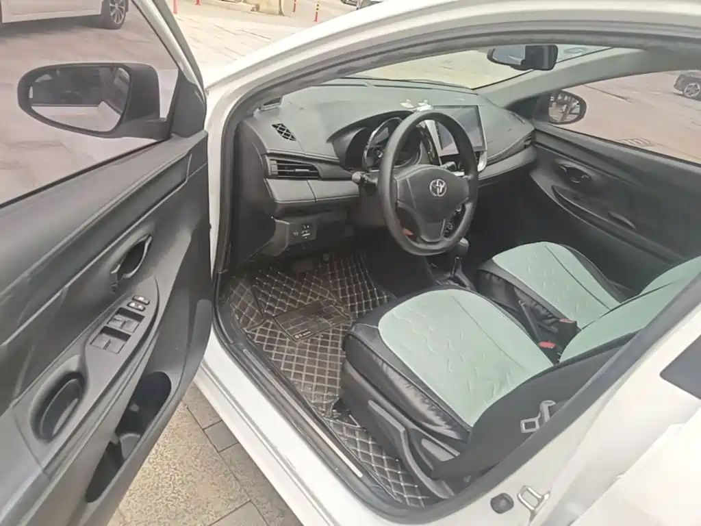 Toyota Yaris L — фото 15