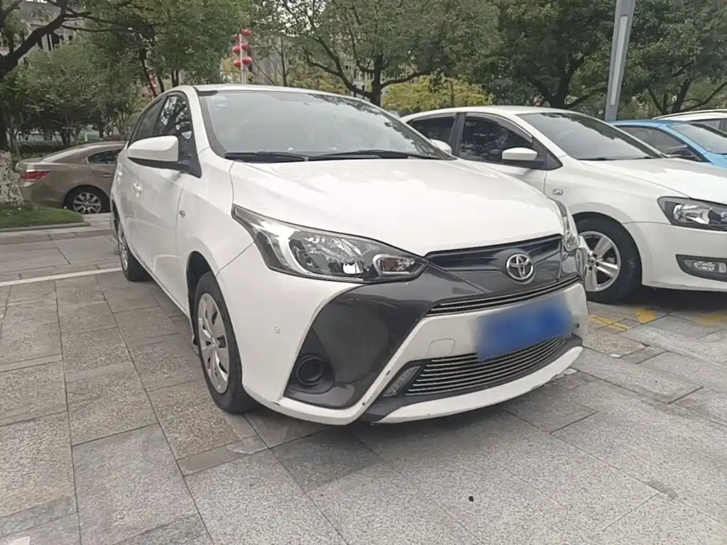 Toyota Yaris L — фото 3