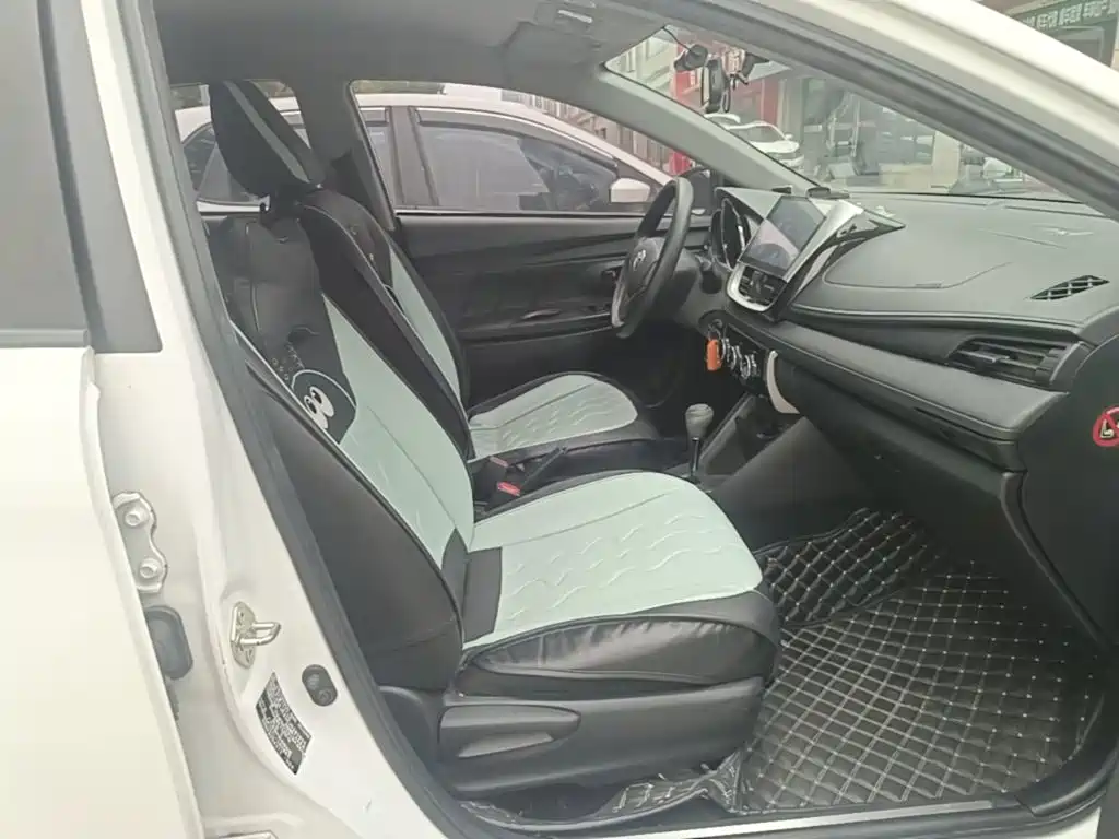 Toyota Yaris L — фото 24