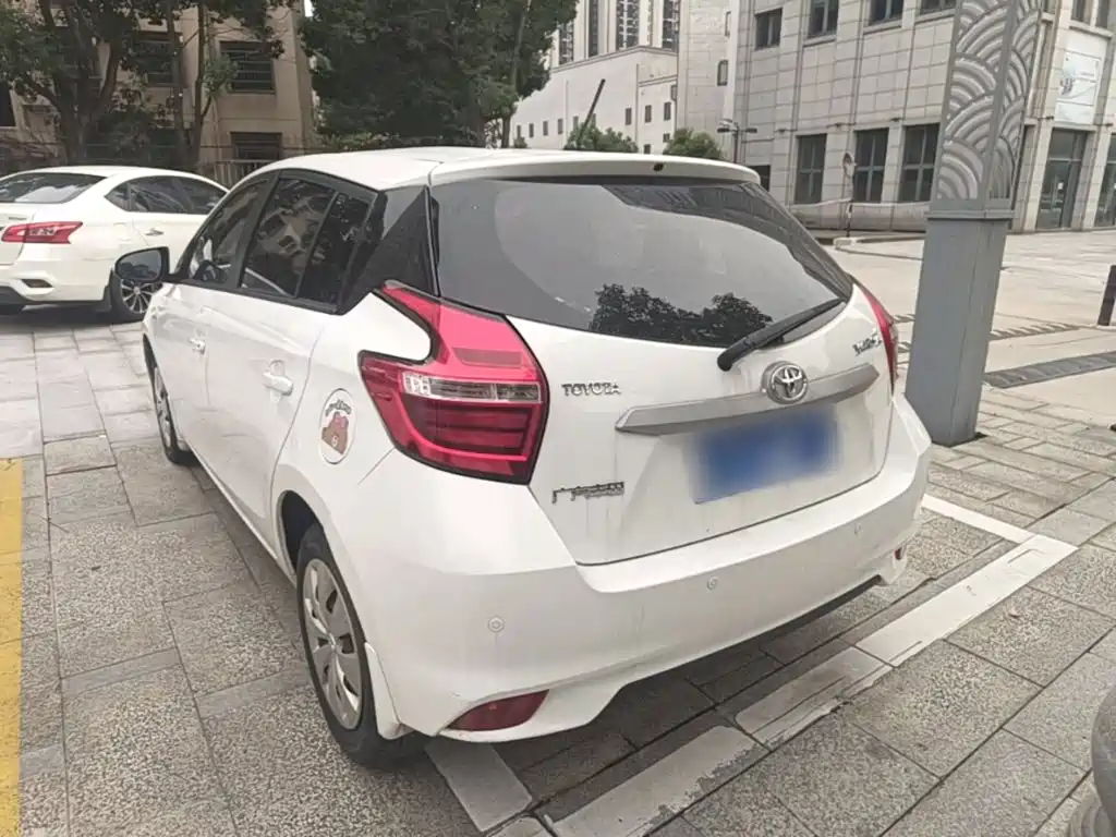 Toyota Yaris L — фото 4
