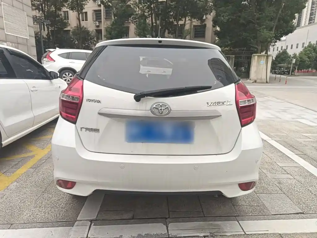 Toyota Yaris L — фото 5
