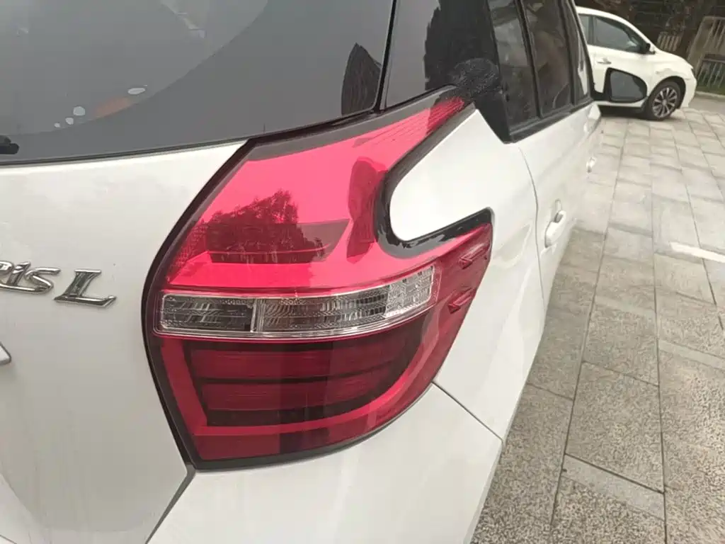 Toyota Yaris L — фото 7