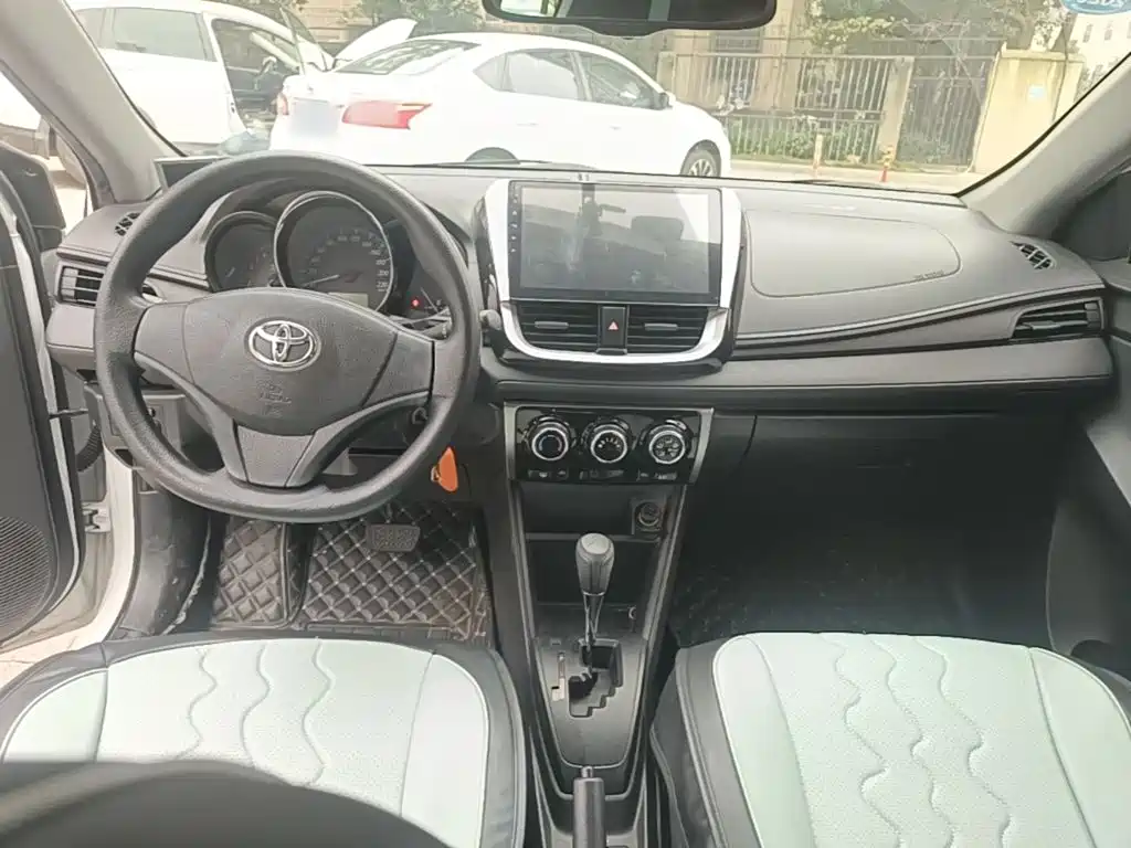 Toyota Yaris L — фото 9