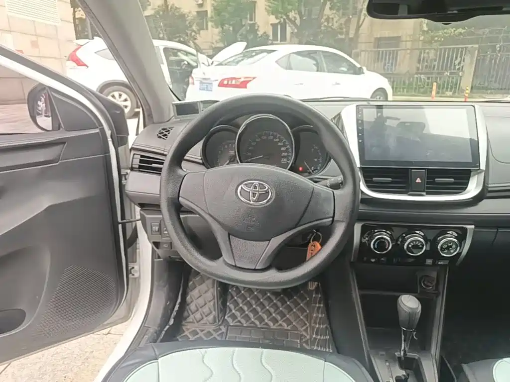 Toyota Yaris L — фото 10
