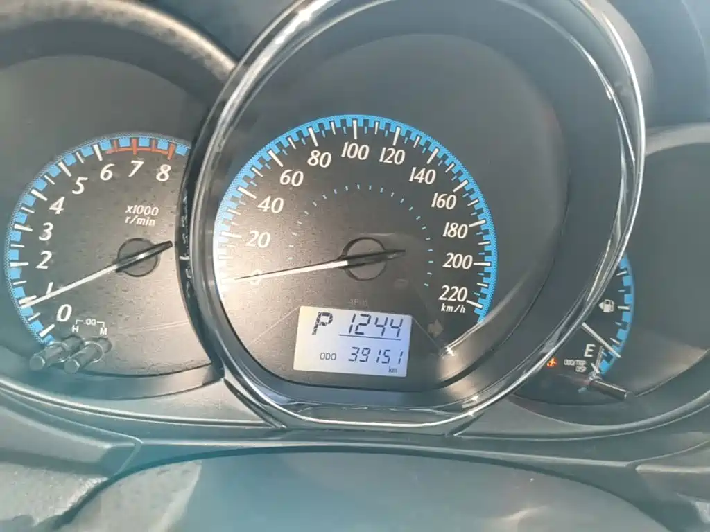 Toyota Yaris L — фото 11