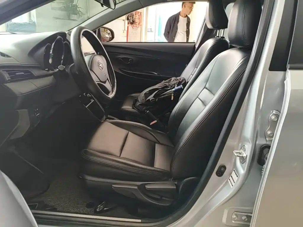 Toyota Yaris L — фото 14