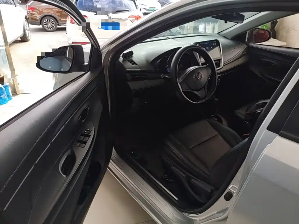 Toyota Yaris L — фото 15