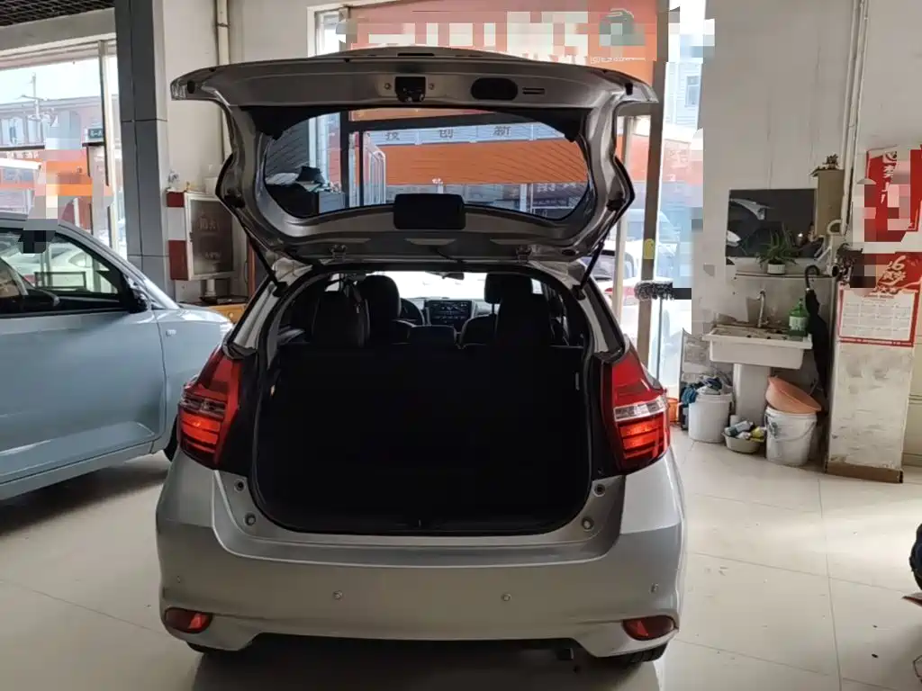 Toyota Yaris L — фото 18